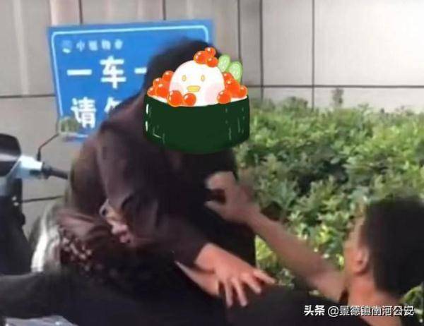 口罩|江苏一男子因未戴口罩与保安发生争吵，其母亲赶来劝解，结果母子大打出手