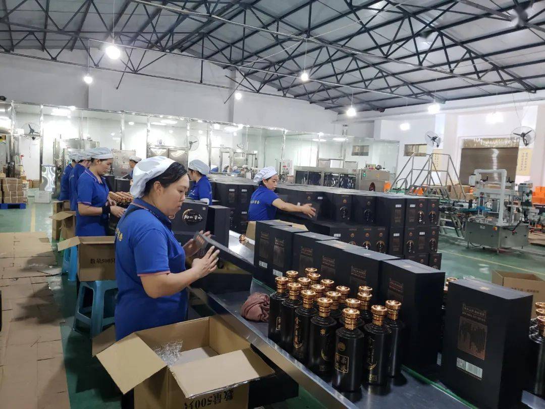 走进金沙古酒厂生产车间,只见工人们动作娴熟地进行洗瓶,灌装,锁盖,贴