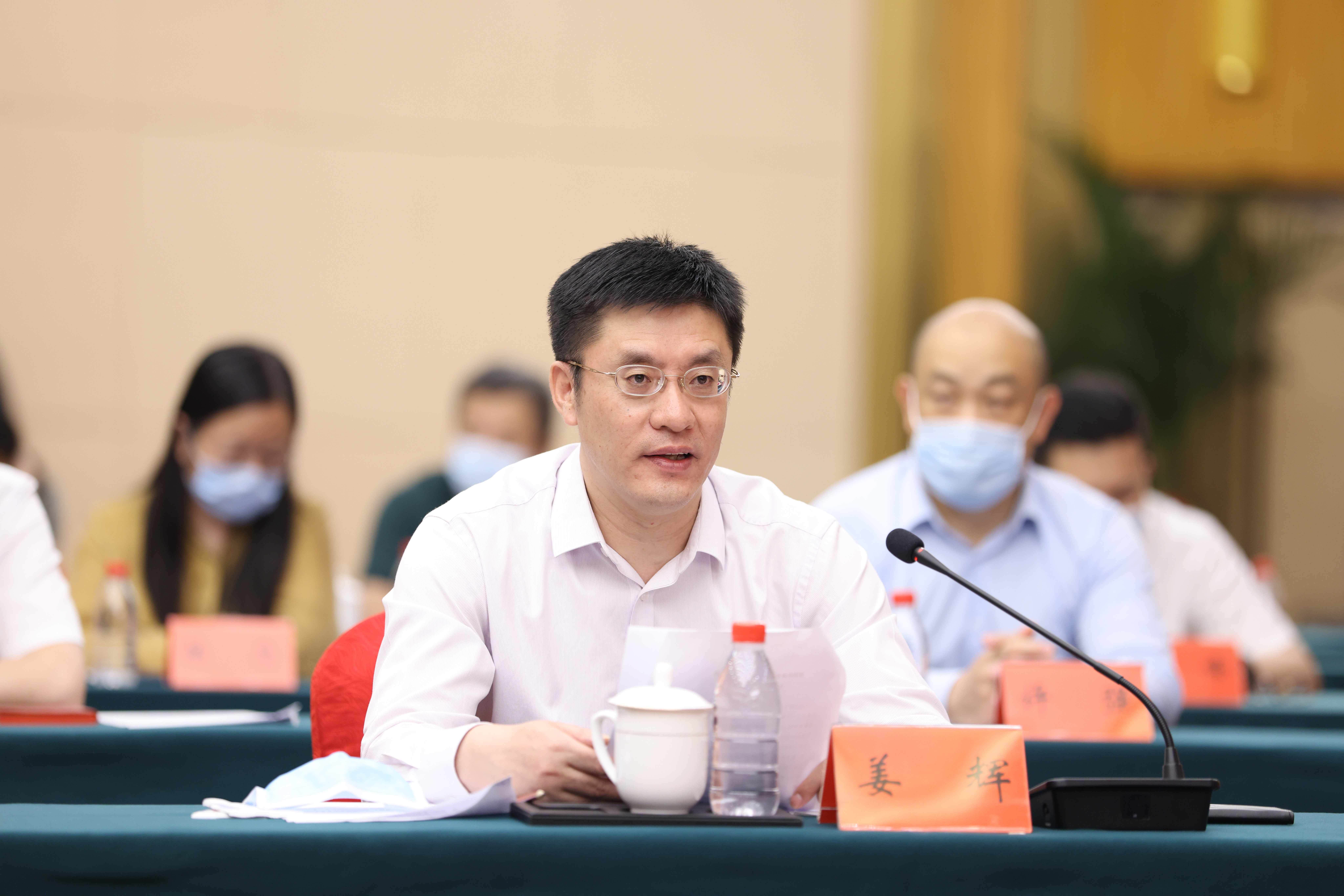 24集大型文献专题片敢教日月换新天创作座谈会在京举行