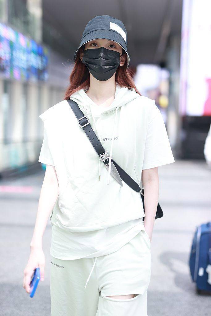 整体|刘令姿穿连帽马甲白T恤 刀割阔腿裤清新帅气