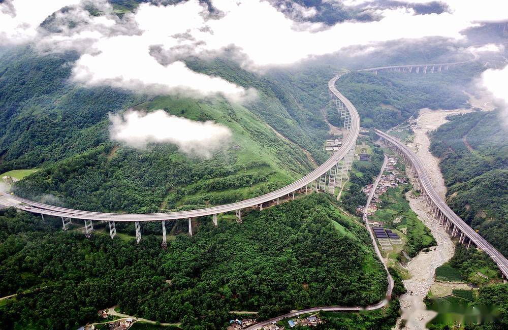 云端上的高速公路图片