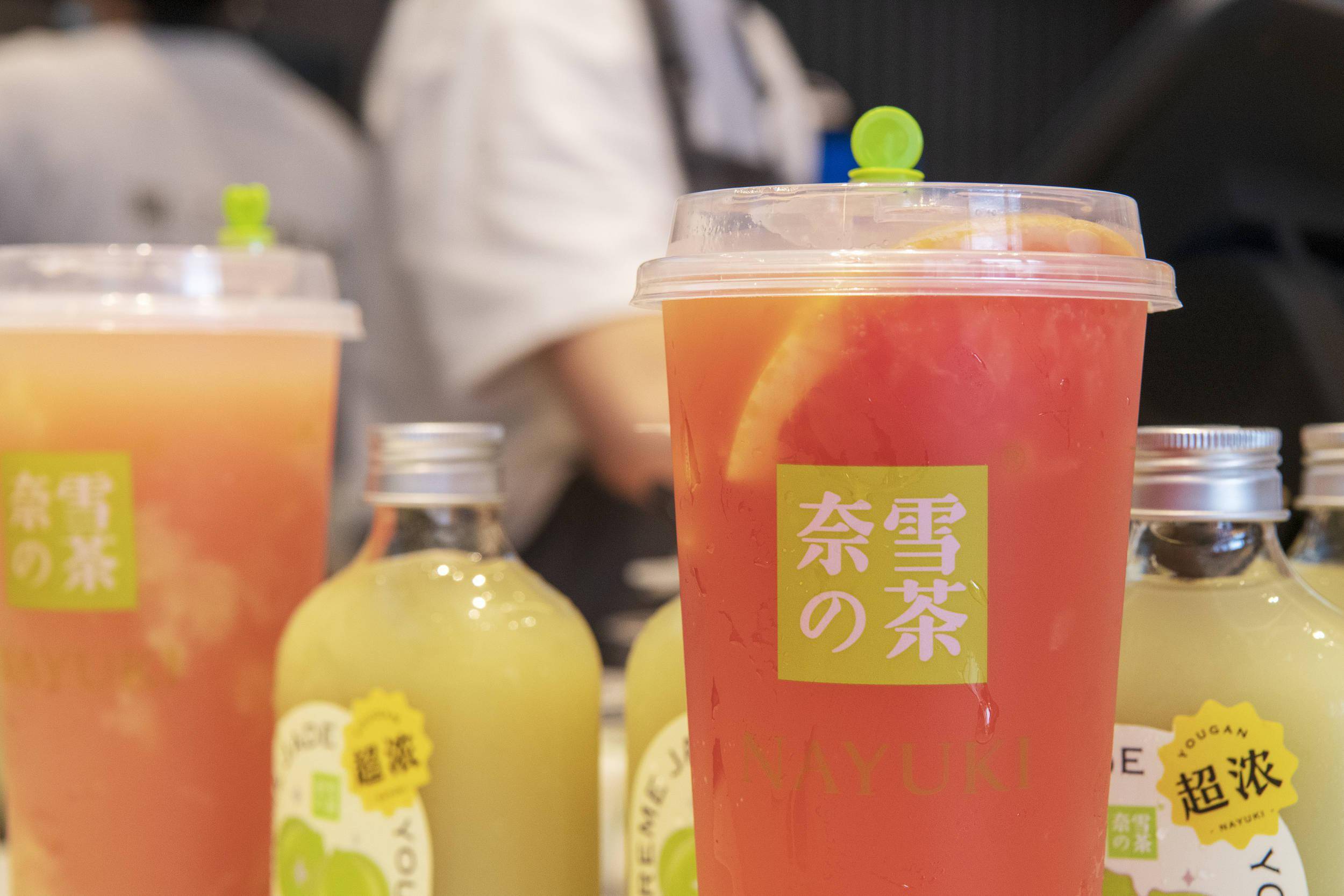奈雪的茶翻车：店内蟑螂乱爬 食品安全屡禁不止