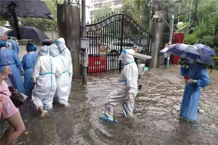 汉中突降暴雨,医护人员冒雨做核酸检测,令人泪目!