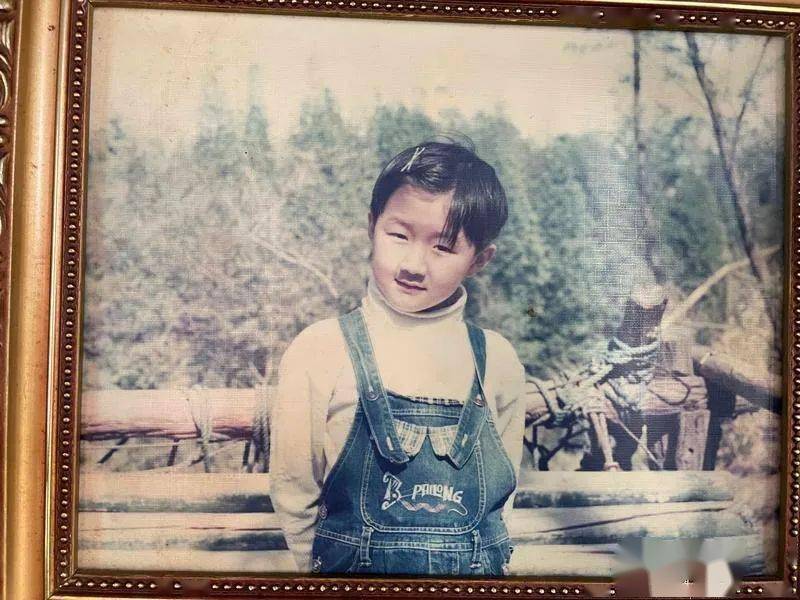 在陈梦家里摆着一张她童年时的照片,幼时的陈梦和成年后站在乒乓赛场