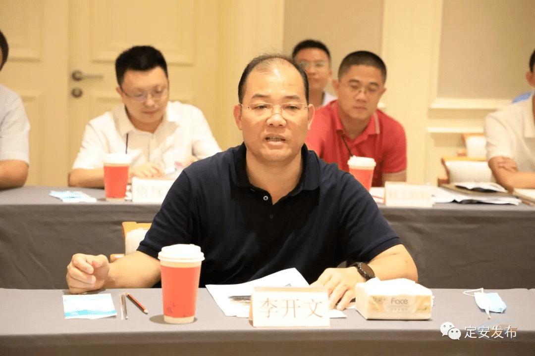 8月3日晚,海南省定安县委副书记,县长李开文在海口与华润水泥控股有限