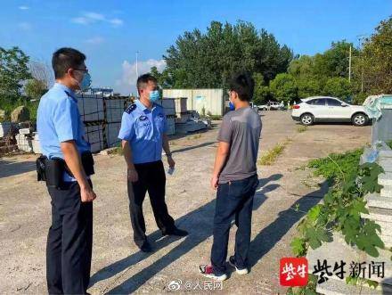 切勿模仿！不会水男子套游泳圈想游过长江回家