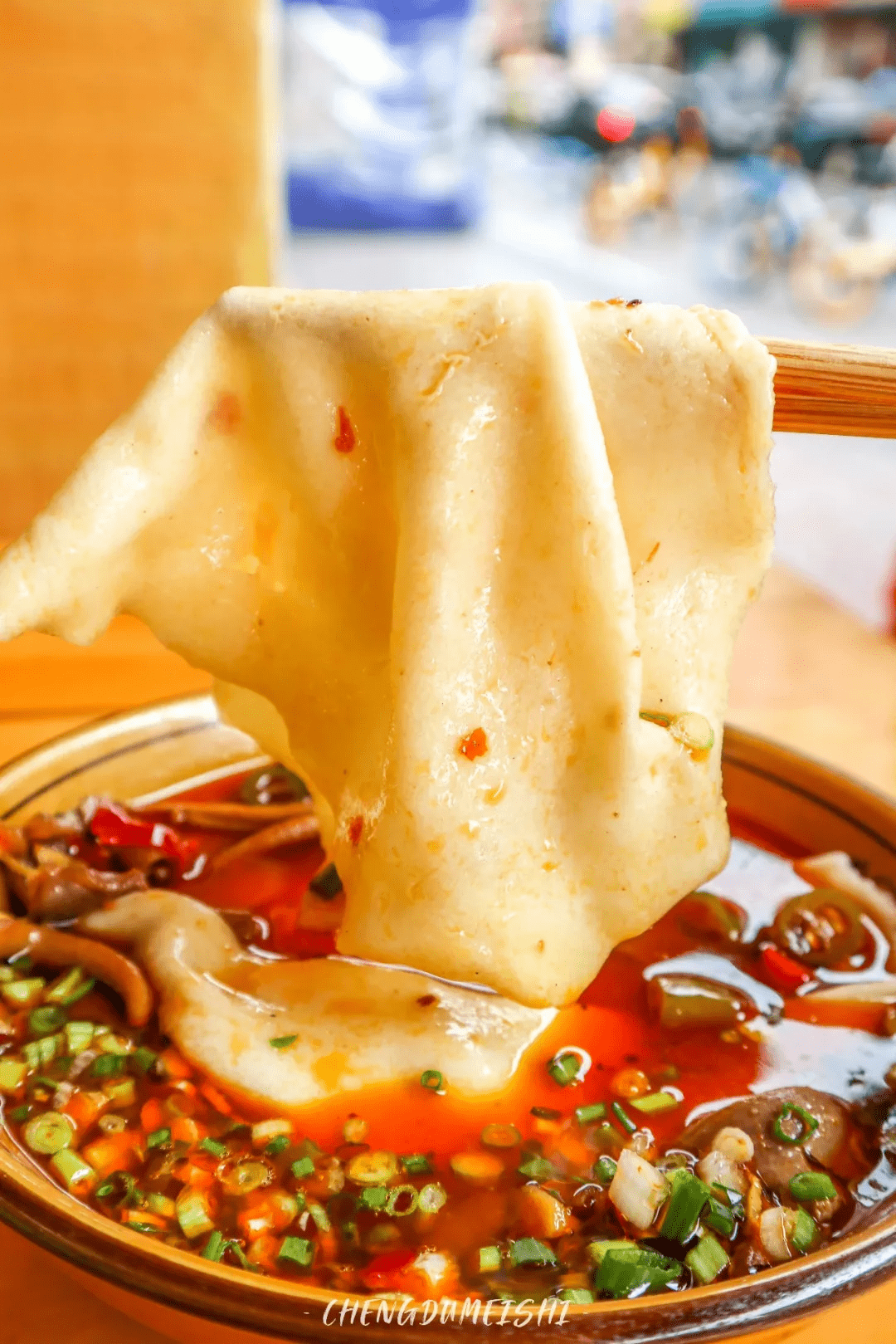 最喜欢吃他家的泡椒鸡杂铺盖面,鸡肠,鸡肝份量都很足,红油给的也刚刚