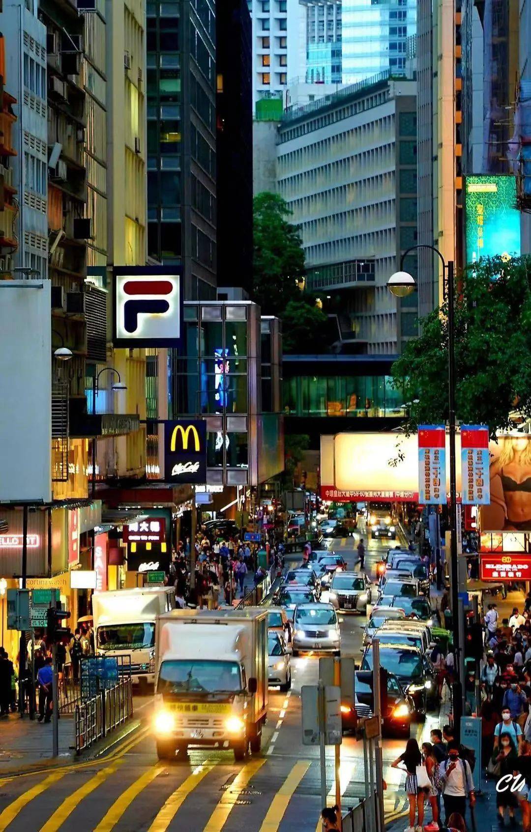 那边的夜市是非常繁华的, 虽然道路非常拥挤, 中国香港的夜市  队于