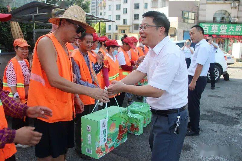 市文明办主任薛晓成为清洁工人送上防暑降温大礼包