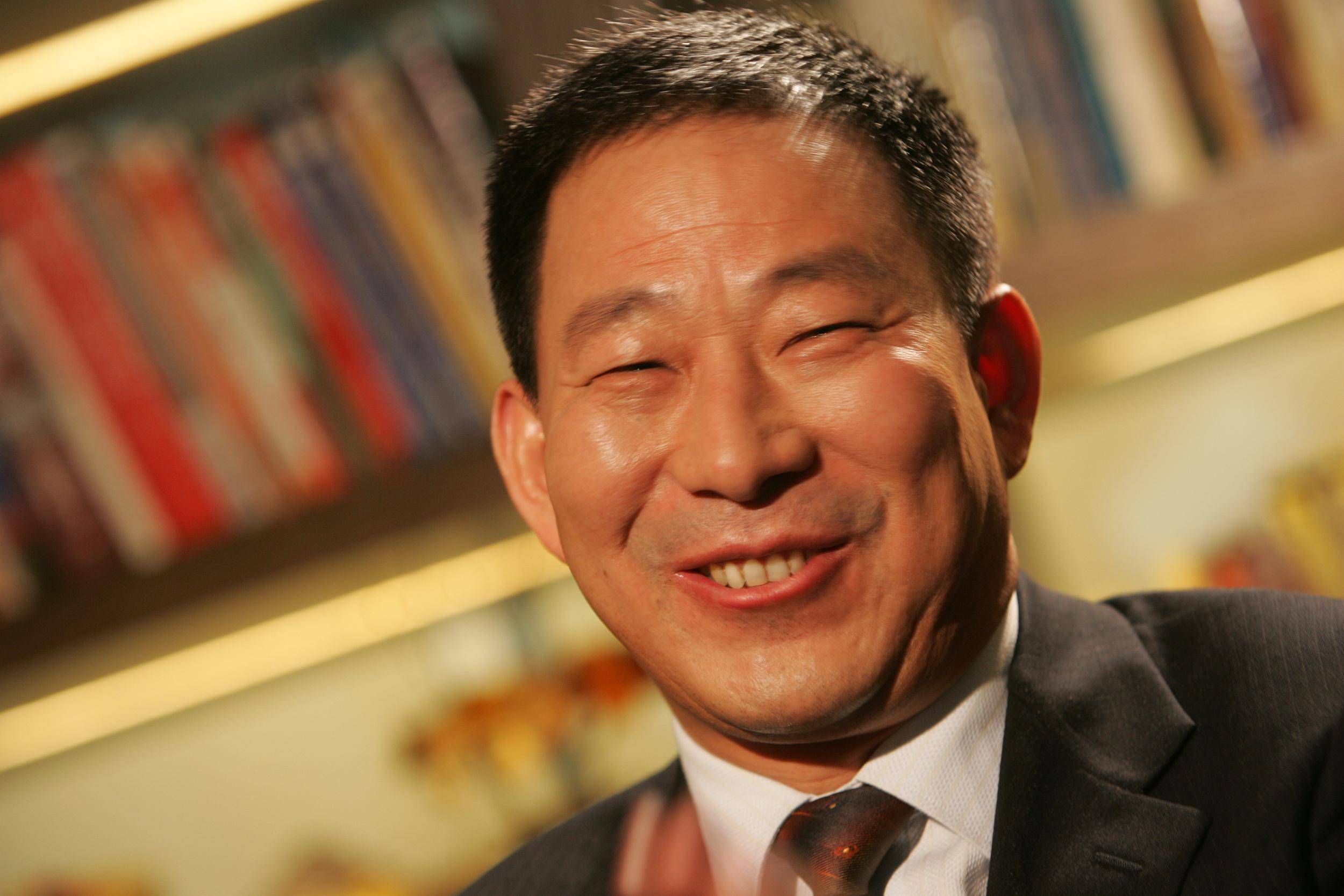 父亲娶学生为妻,成地产界"霸主"_严介和