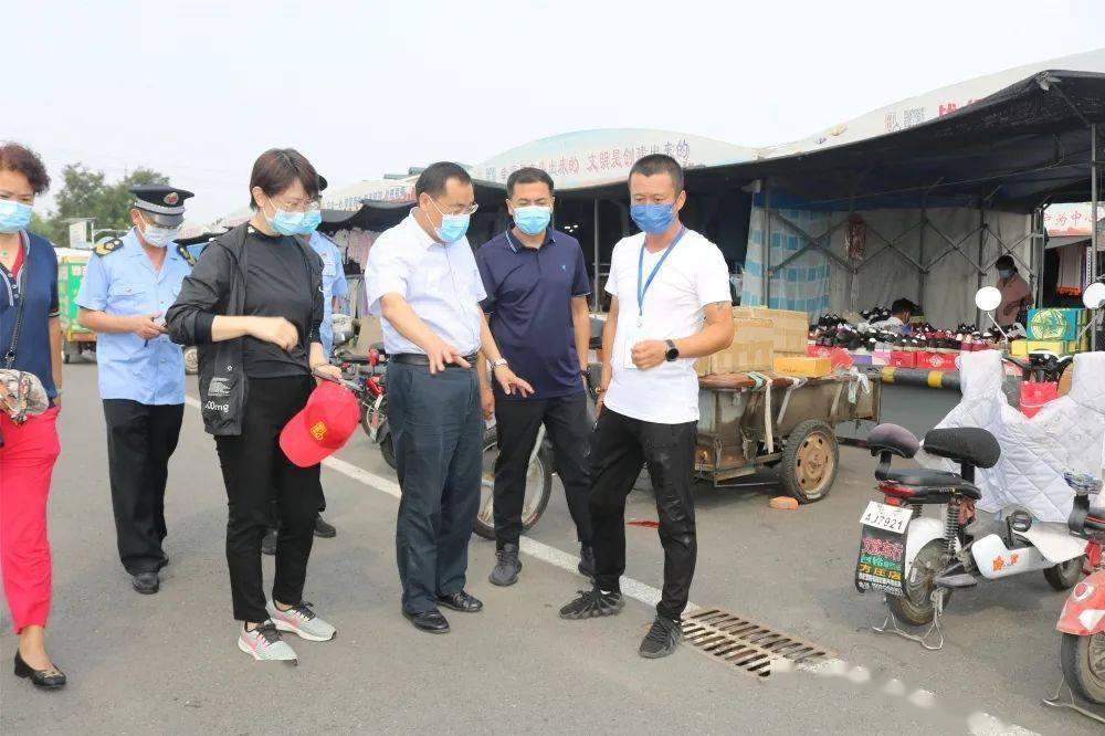 查防疫護民生區委常委副區長石銀峰帶隊檢查農貿市場及藥店疫情防控