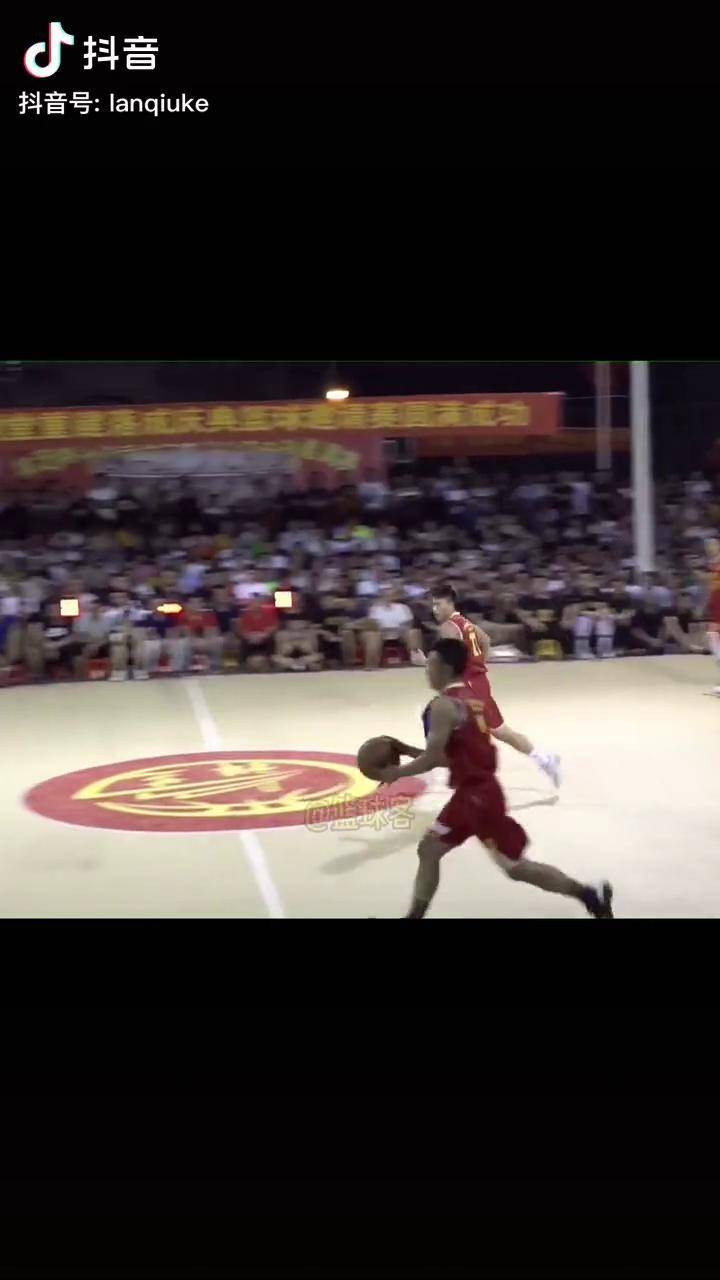 郭振兴的这一手背身单打也是相当的流畅篮球野球