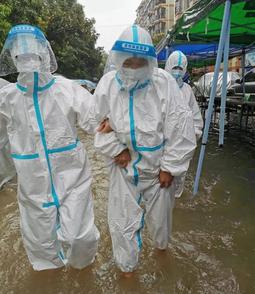 冒雨做核酸检测的图片图片