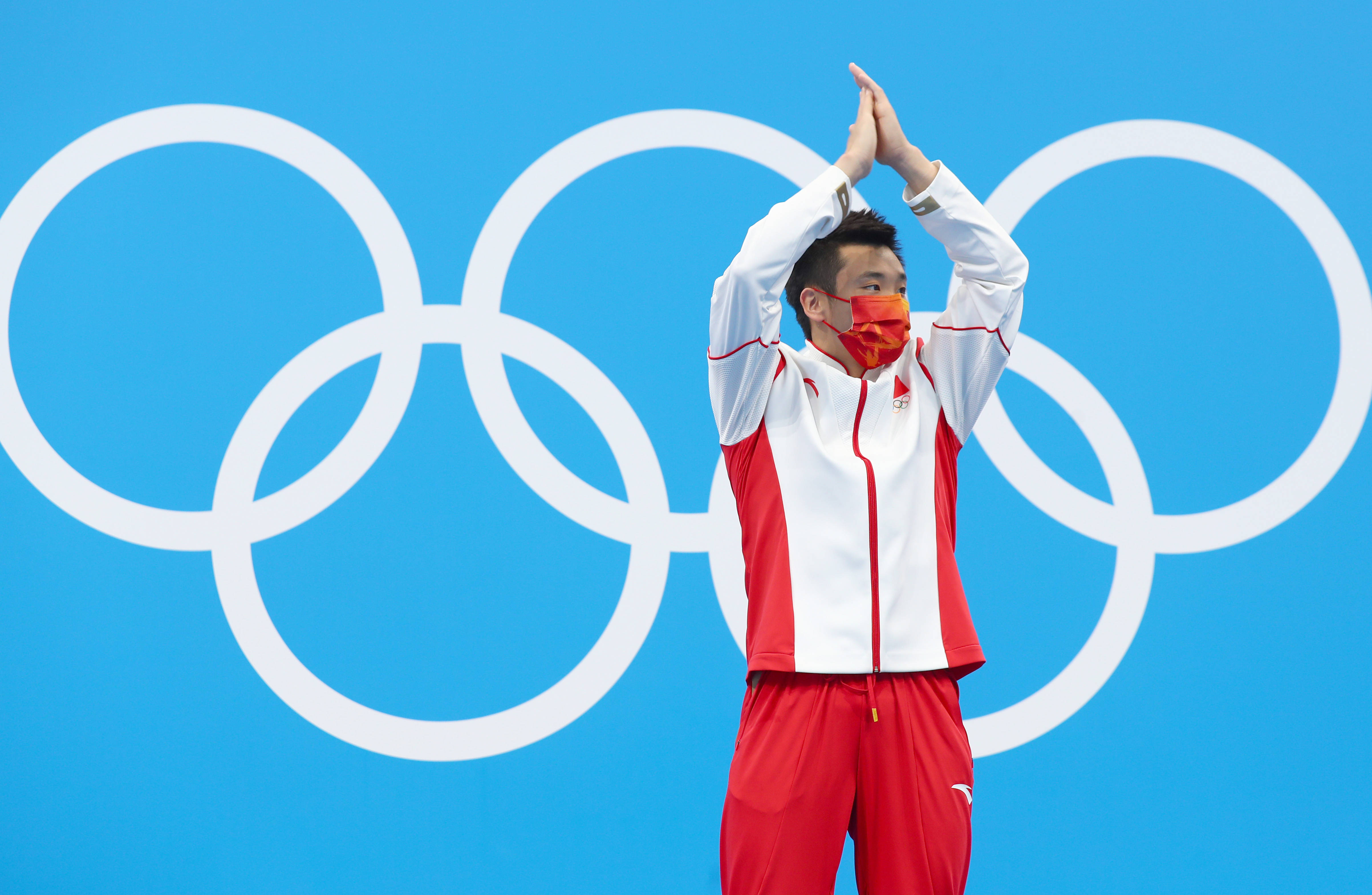 当日,在东京奥运会跳水男子10米跳台决赛中,中国选手曹缘夺得冠军