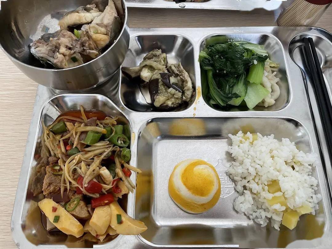 工厂忙不停鸿星尔克员工晒三餐走红看完后我把老板辞退了