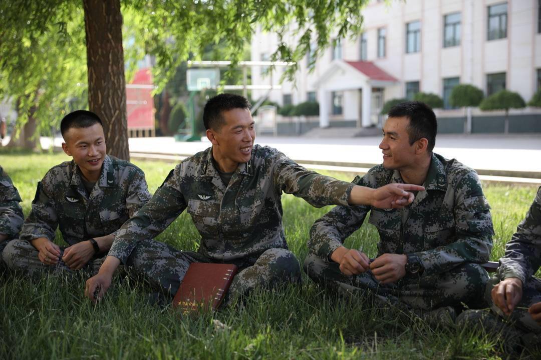 8月1日,中国人民解放军建军94周年之际,刘近被中央