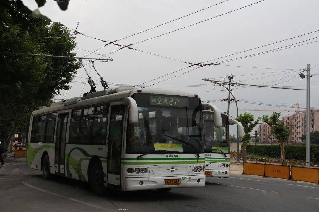 22路swb5105kgp-3(kgp)型电车和33路swb6120khv2-3(s2c)型汽车(sun