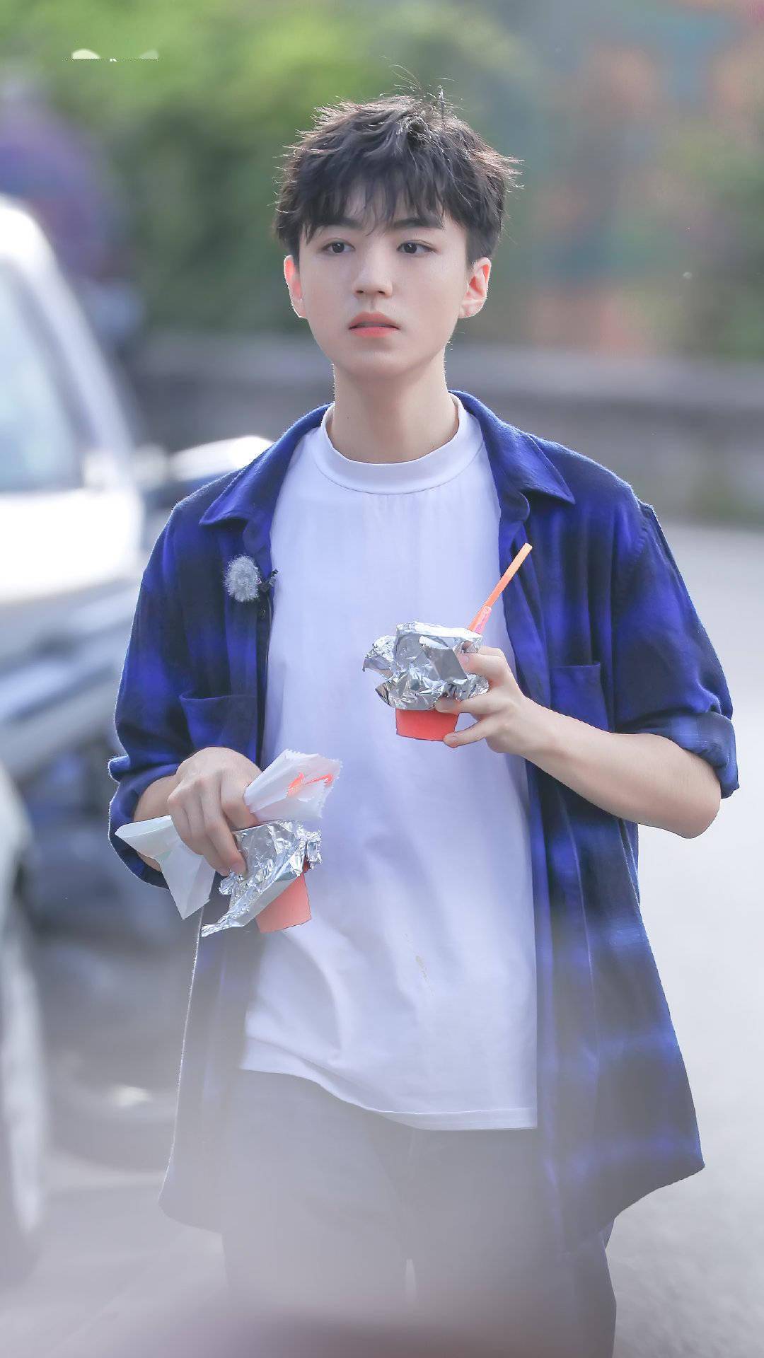 身穿蓝色系的王俊凯向你报道这活力满满的少年气让人沉醉