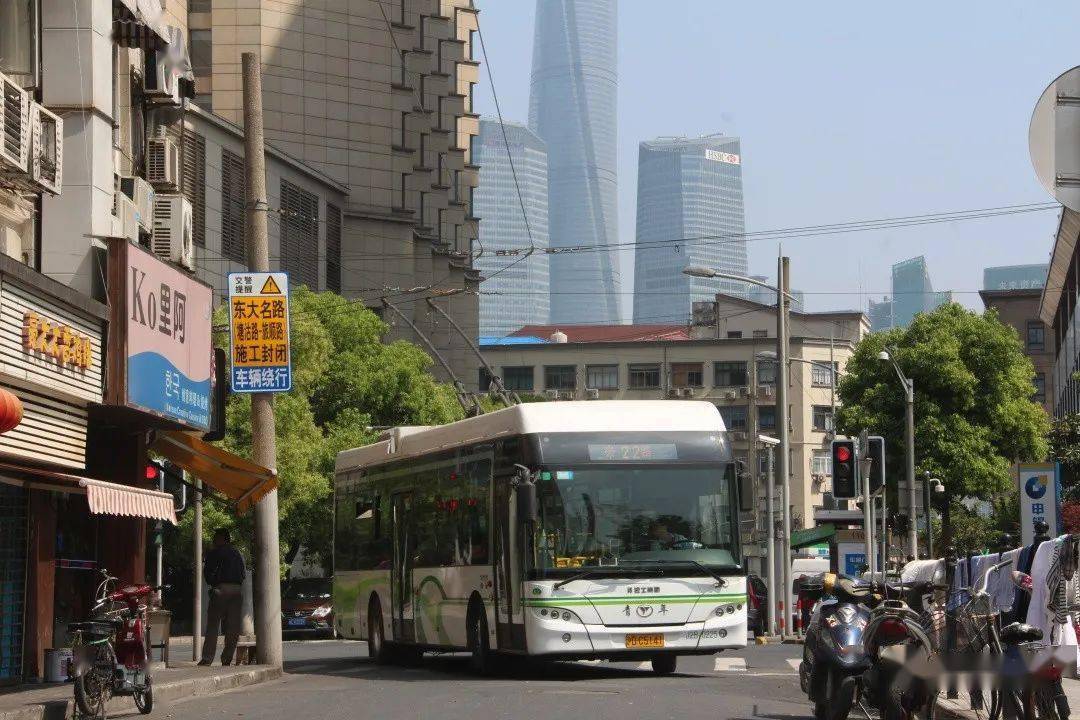 22路jnp6120bev1(j2b)型电车(sunflower (db) 摄)33路swb6107hg5(s0j)