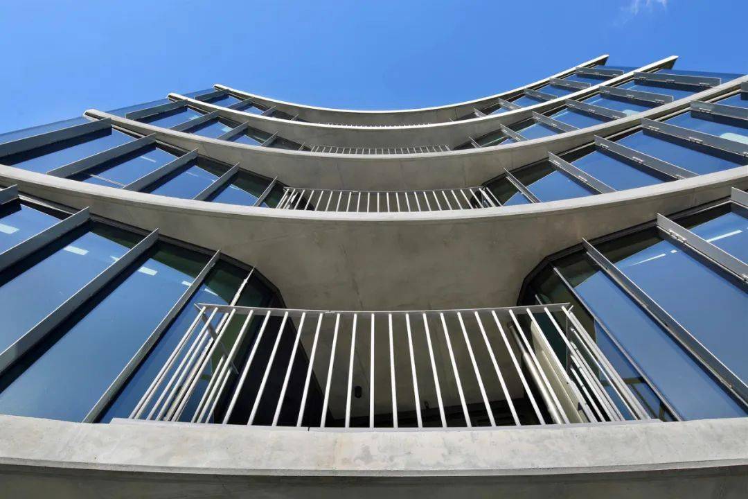 jwarchitects福尔摩公寓一栋被圆圈切割过的立面