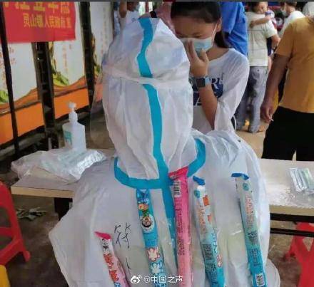坚守|海口核酸医护身绑冰棒防中暑