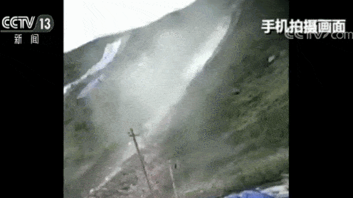 突发：4死7伤，湖南一边坡坍塌多人被埋，2名消防人员救援时不幸遇难。
