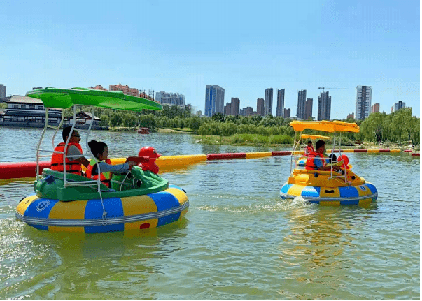 陆地上的碰碰车就玩得多水上的碰碰船不知道你体验过吗?