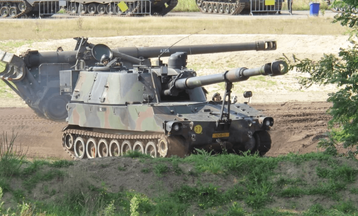 m109a6是美国m109自行榴弹炮家族中的一种.
