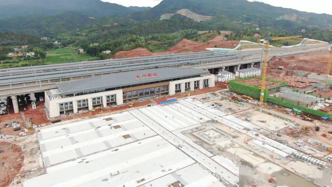 赣深高铁龙川西站站房整体外立面完成了95未来至深圳缩短至1小时