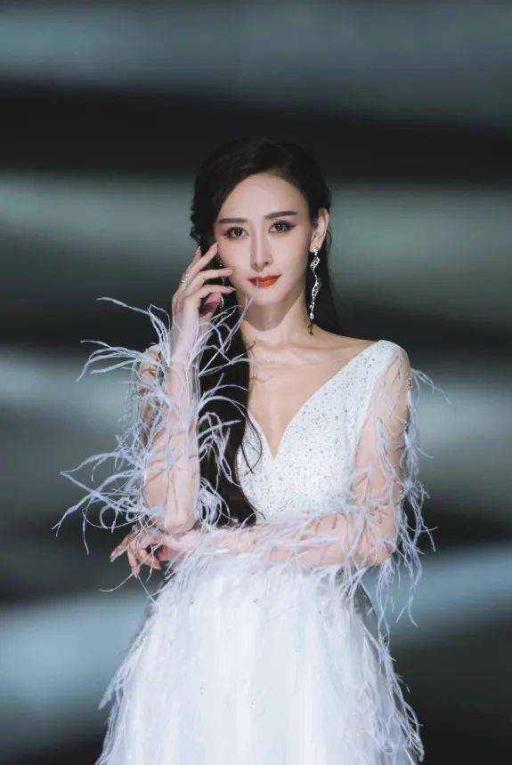 羽毛|女明星们争相尝试的白色羽毛造型也太绝了！