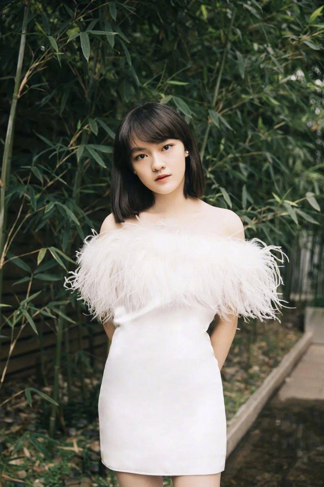 羽毛|女明星们争相尝试的白色羽毛造型也太绝了！
