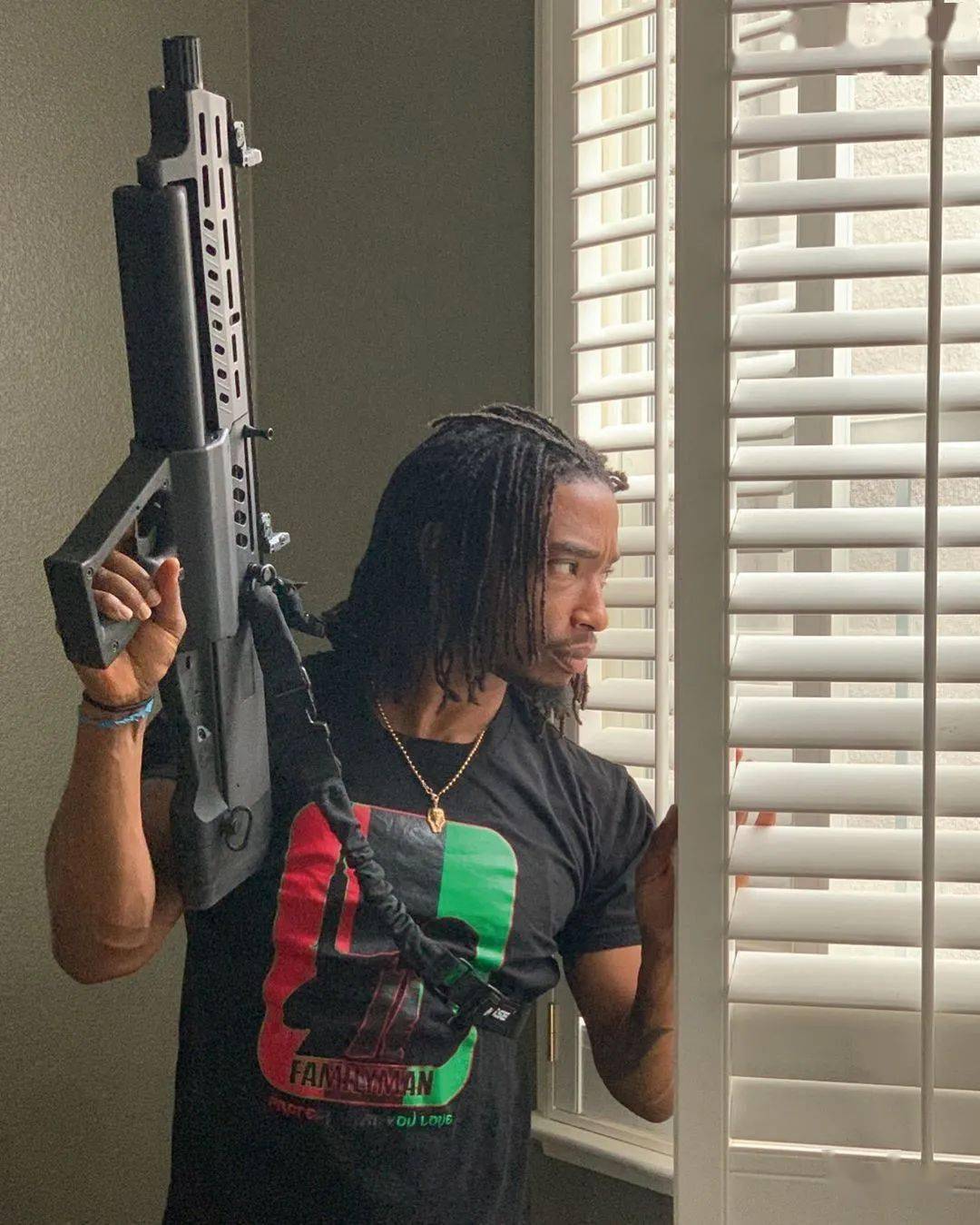 长度更短弹容更大充分发挥无托优势iwi塔沃尔ts12半自动霰弹枪