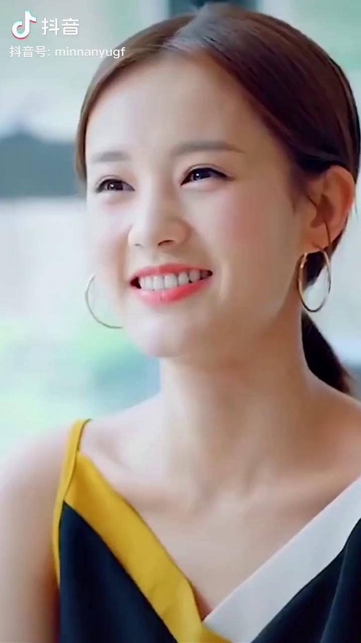 又美又甜李一桐笑起来太迷人了