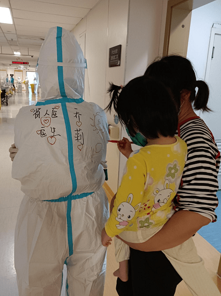 一线|南京战疫一线：医患间“双箭头的爱”