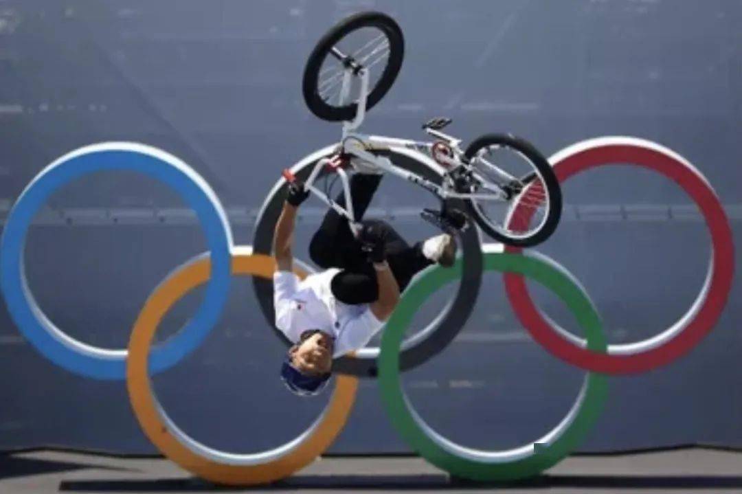 乍一看像是一头猛兽出笼,实际上这只是英国选手皮蒂胳膊上