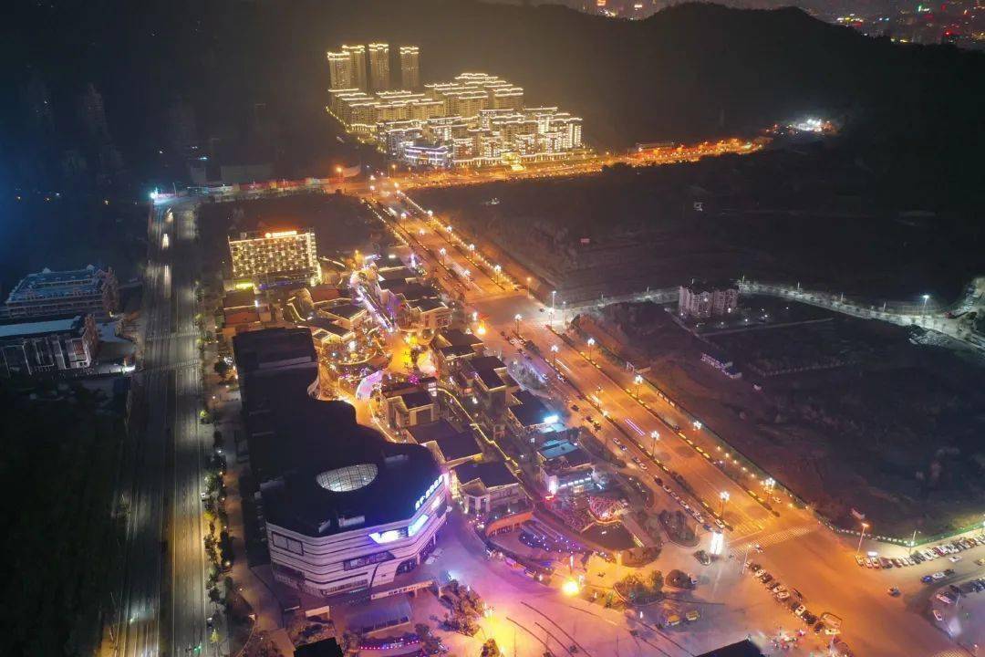 看高空下的白土坝片区和夜幕下的白马新城_南充