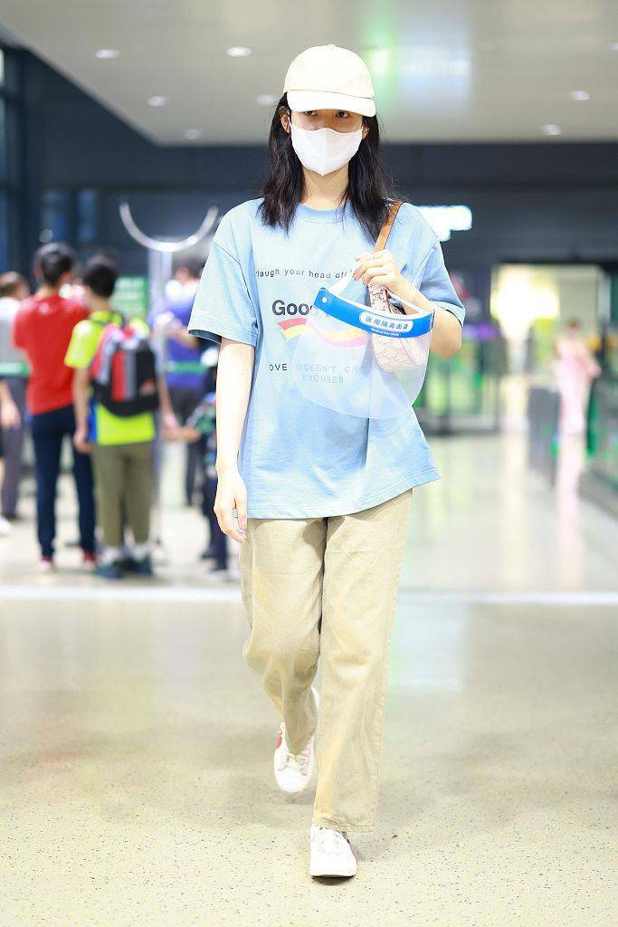 长发|张婧仪穿蓝色短袖T恤卡其色直筒裤 长发披肩温柔动人