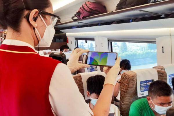 疫情|高铁乘务员为什么“偷拍”乘客？原来是……