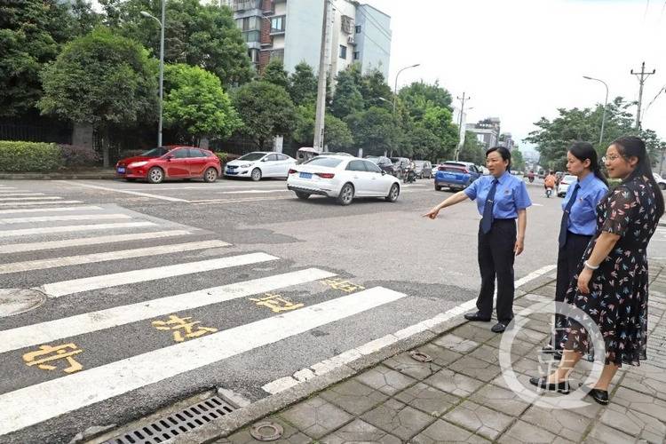 马路|让斑马线不再“缺席”！“道路安全套餐”为孩子出行保驾护航