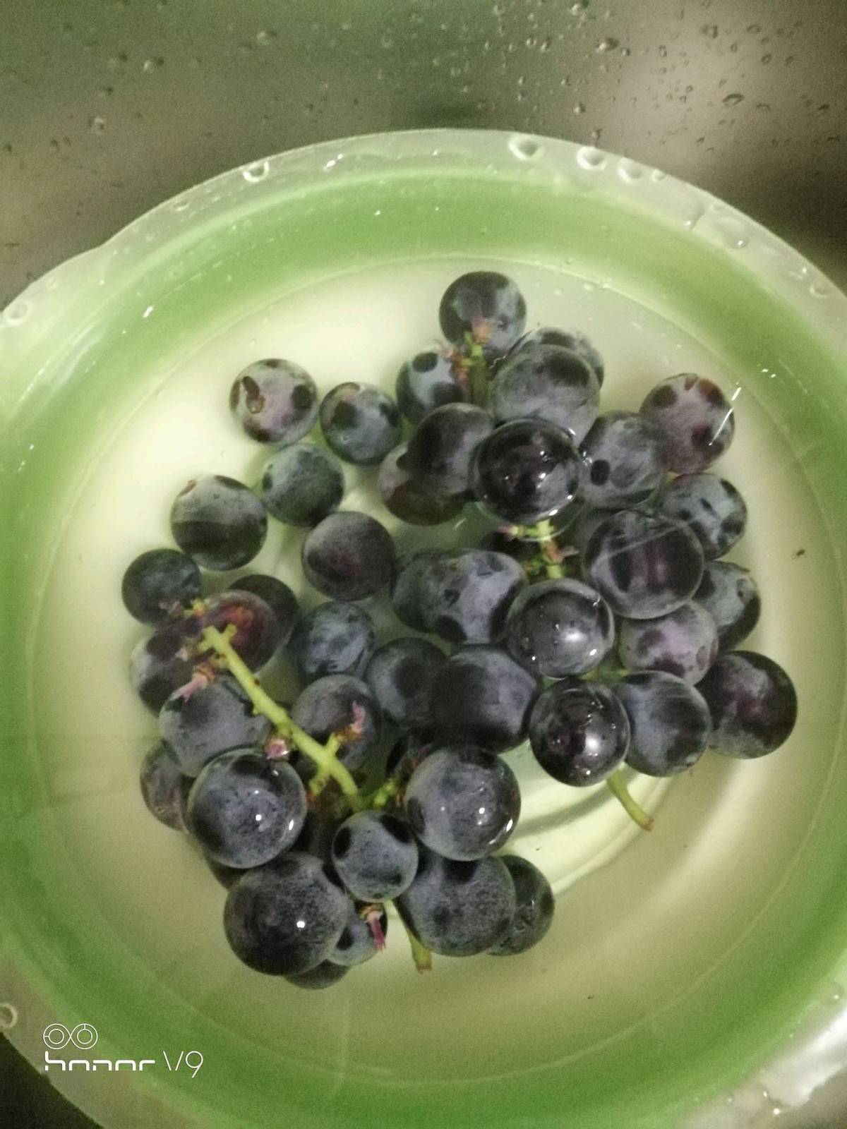 3,水烧开之后,将剥好皮的葡萄粒放入水中.