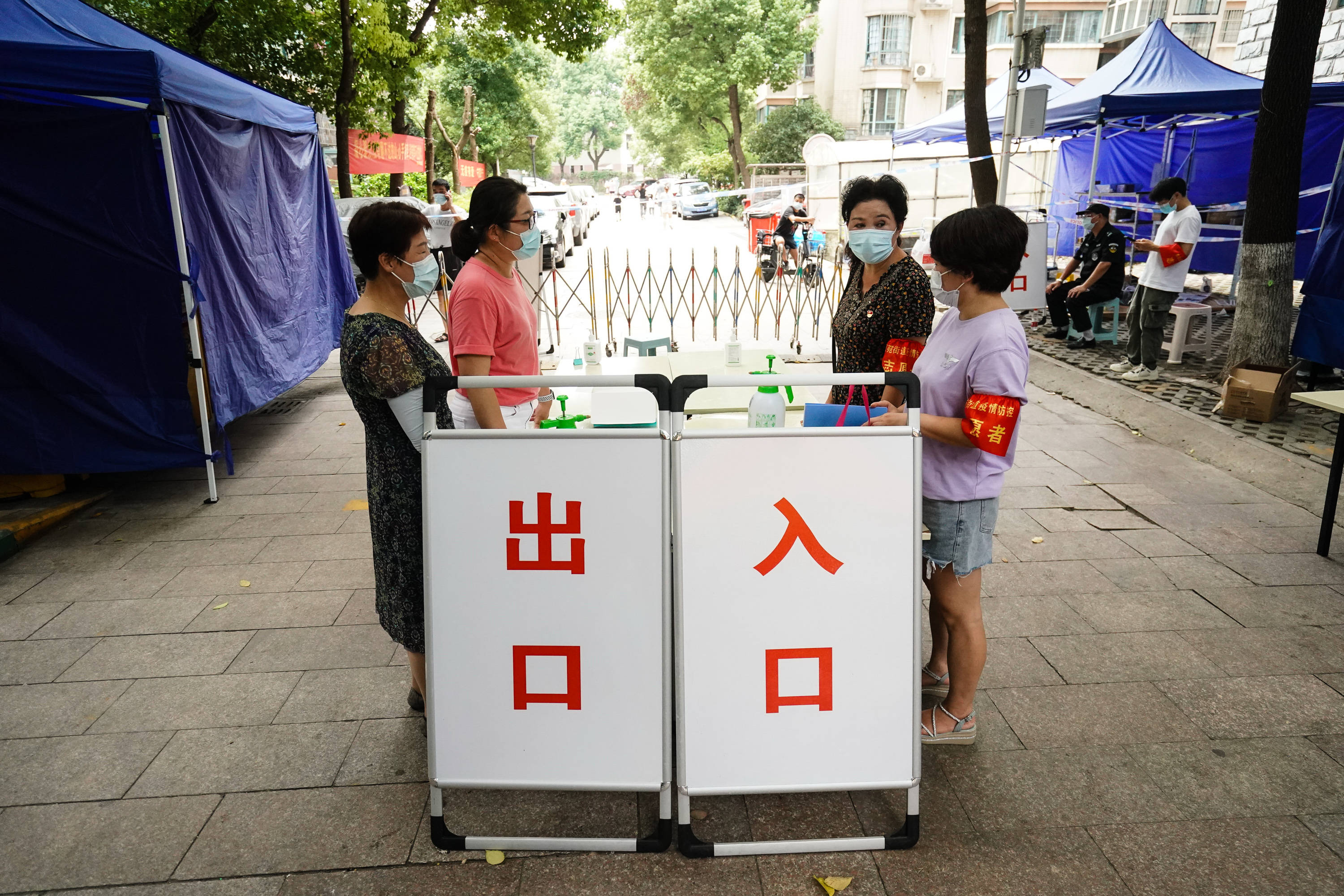 在南京市建邺区南苑街道吉庆家园小区门口,马维珍