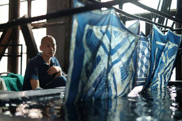 时装|沉浸在蜡染世界里的“小裁缝”