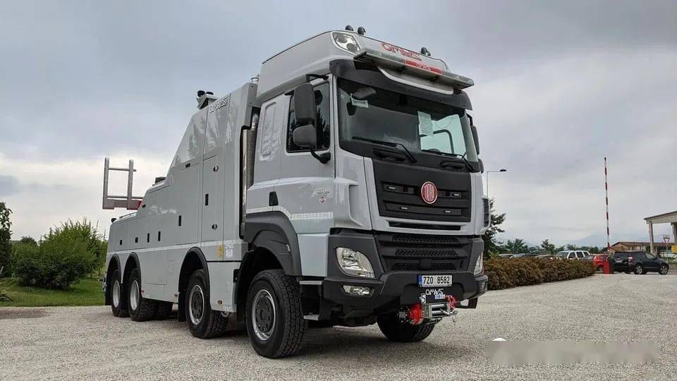 看多了欧洲7大品牌的清障车 来个太脱拉凤凰8x8底盘的如何?