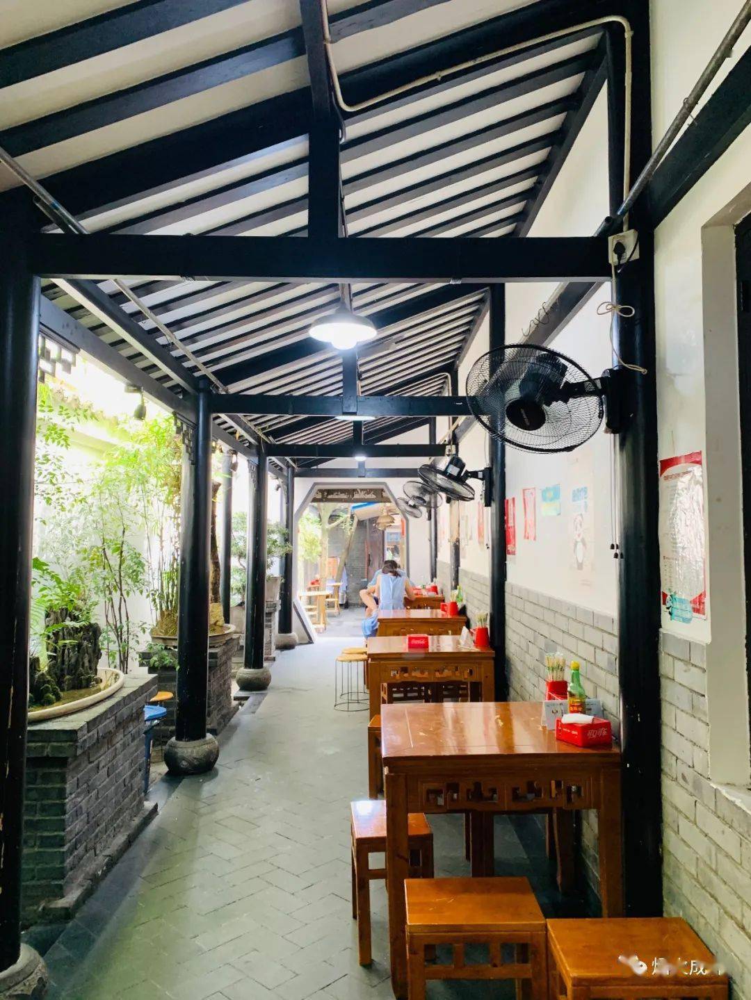 熊掌豆腐海带炖老鸭小院粉蒸肉泡椒肝片野鸡红现代人工作忙,生活也忙