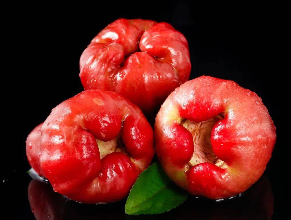 下面这个水果名叫「莲雾」,亲切地被人们称为「痔疮果」.