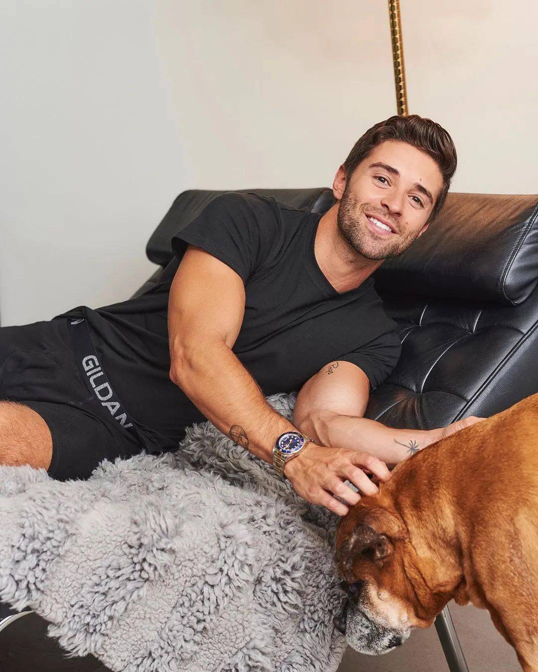 首次代言时尚品牌的jake miller 在本次的大片中展现了自己的阳光笑容