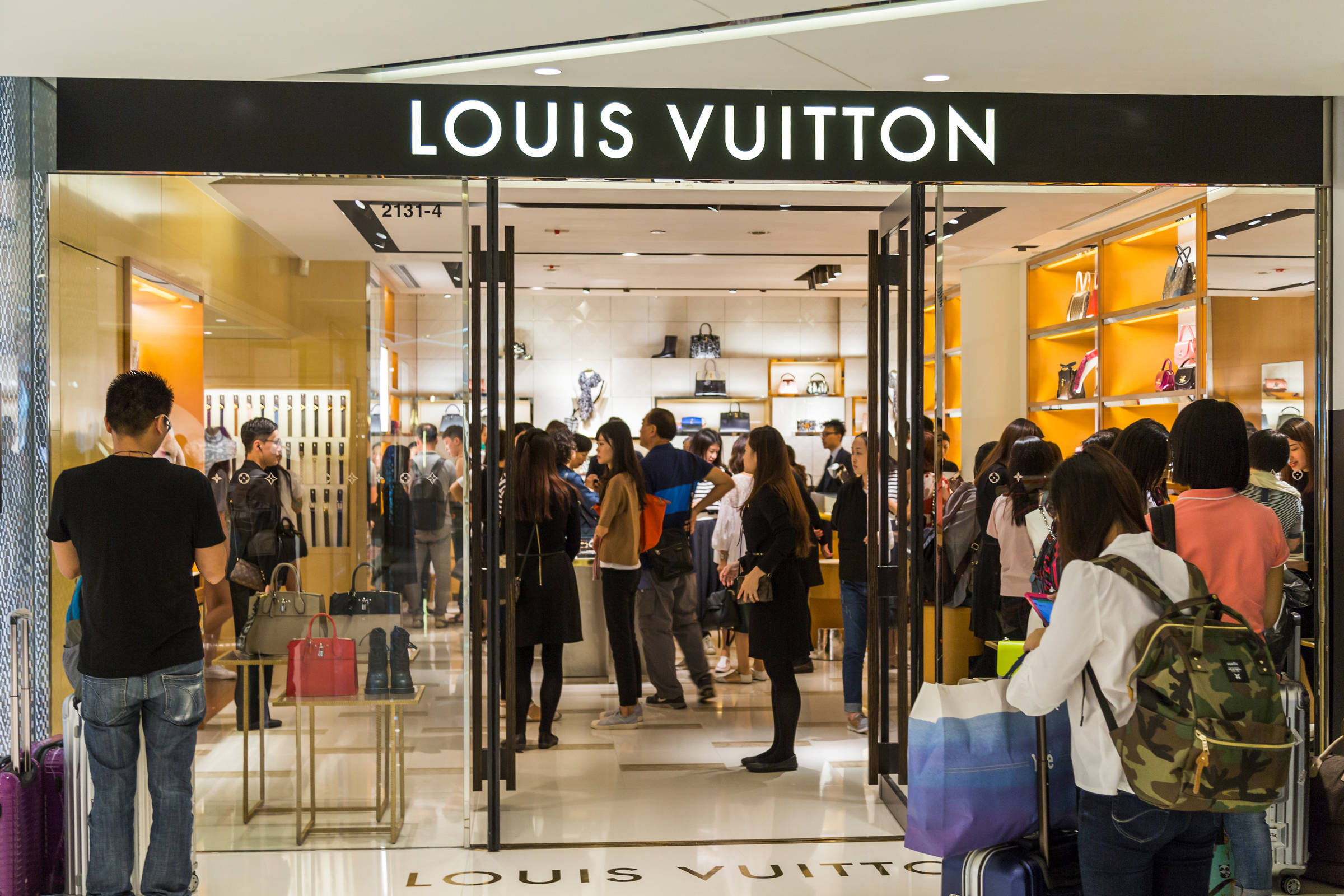 资料图:全球购物圣地香港海港城路易威登店里扫货的顾客.