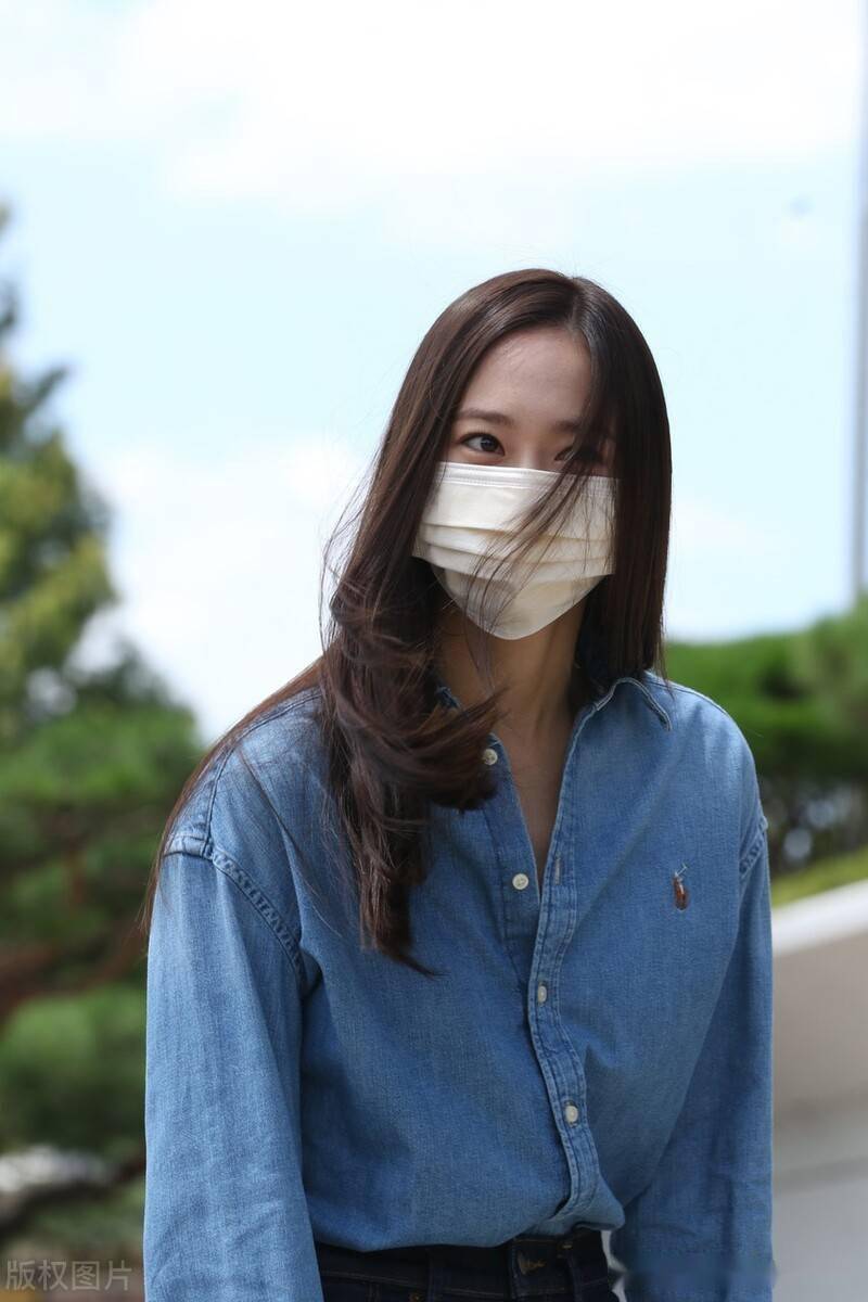 街拍:郑秀晶牛仔衬衫 牛仔裤可爱亲和