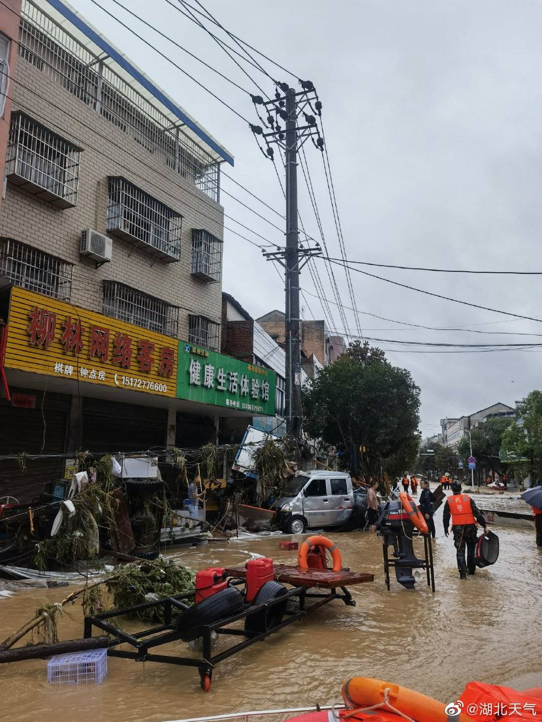 湖北遭遇特大暴雨 随州一片狼藉