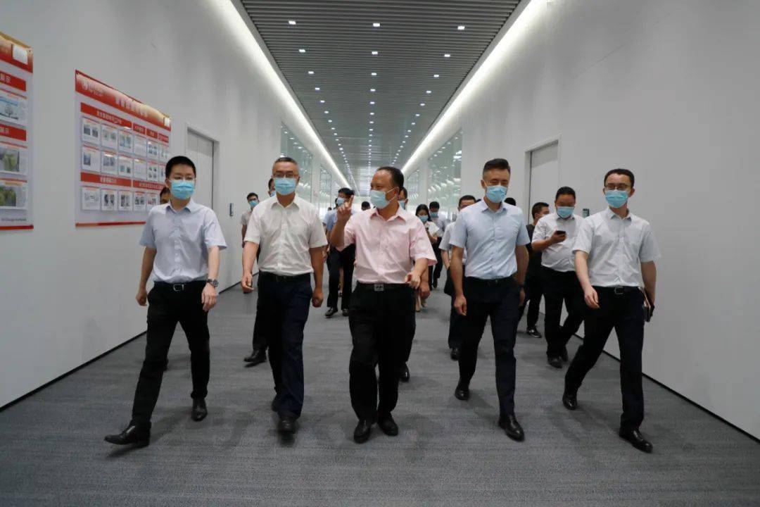 金堂县委书记钟静远一行调研通威太阳能金堂基地